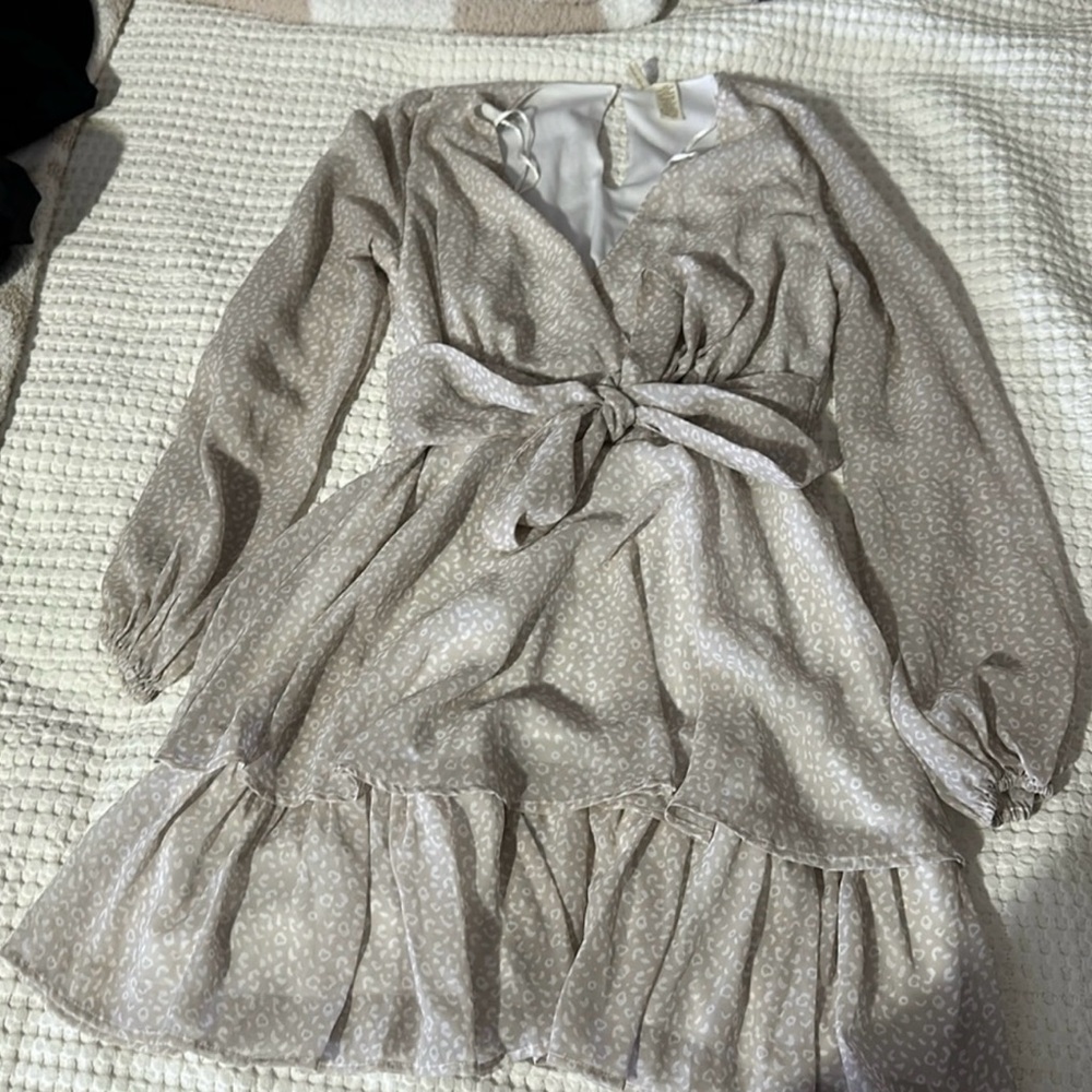 Chic Beige Leopard Patterned Blouse